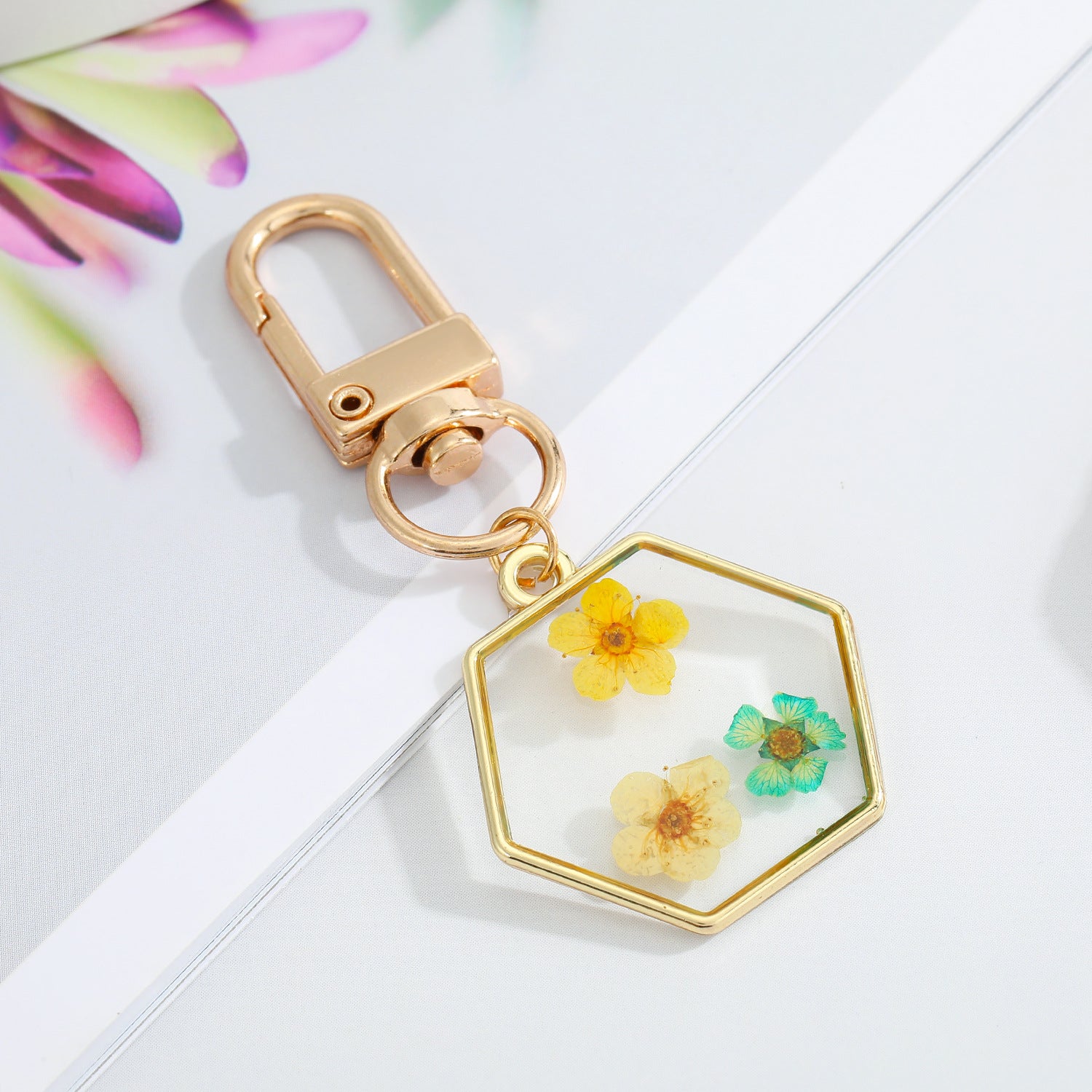 Wholesale 5pcs/pack Dried Flowers Natural Flowers Drip Oil Daisy Alloy Keychains